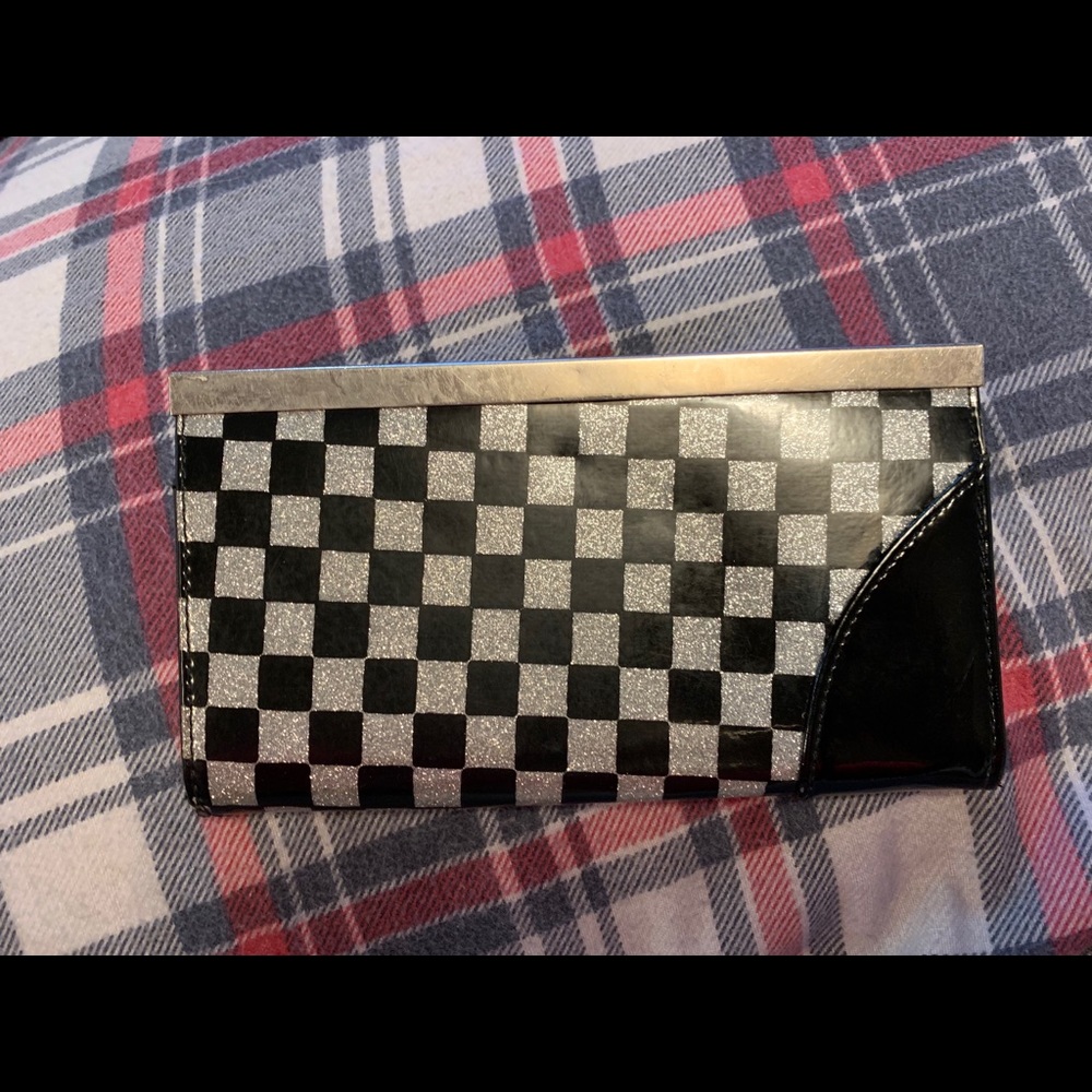 Clutch - Picture 2 of 3